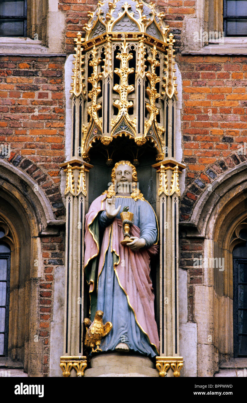 Cambridge, St. John's College, statue of Saint John, gatehouse University colleges saints statues England UK English Stock Photo