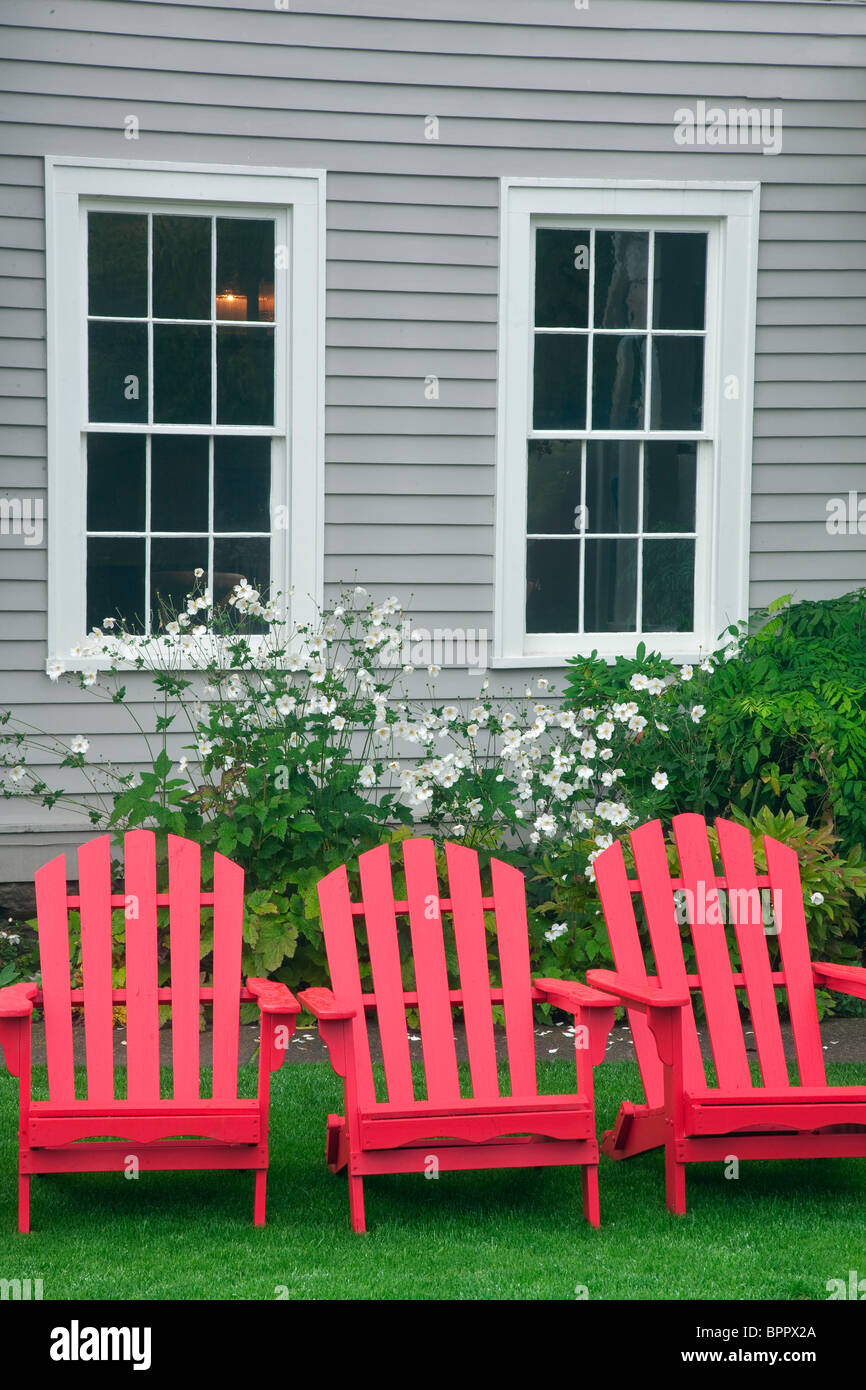 Red chairs with fall color at McCully House Inn. Jacksonville, Oregon Stock Photo