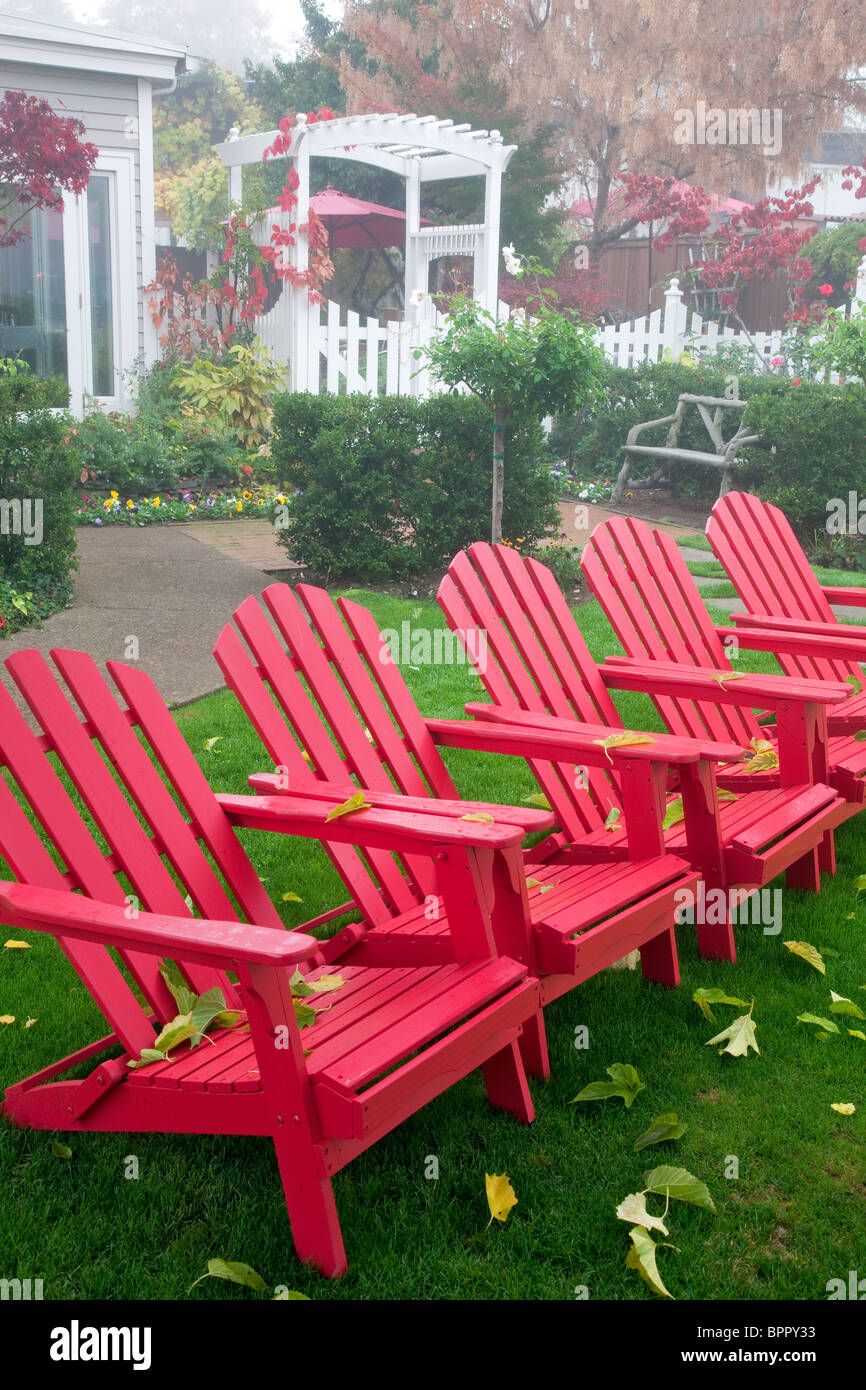 Red chairs with fall color at McCully House Inn. Jacksonville, Oregon Stock Photo