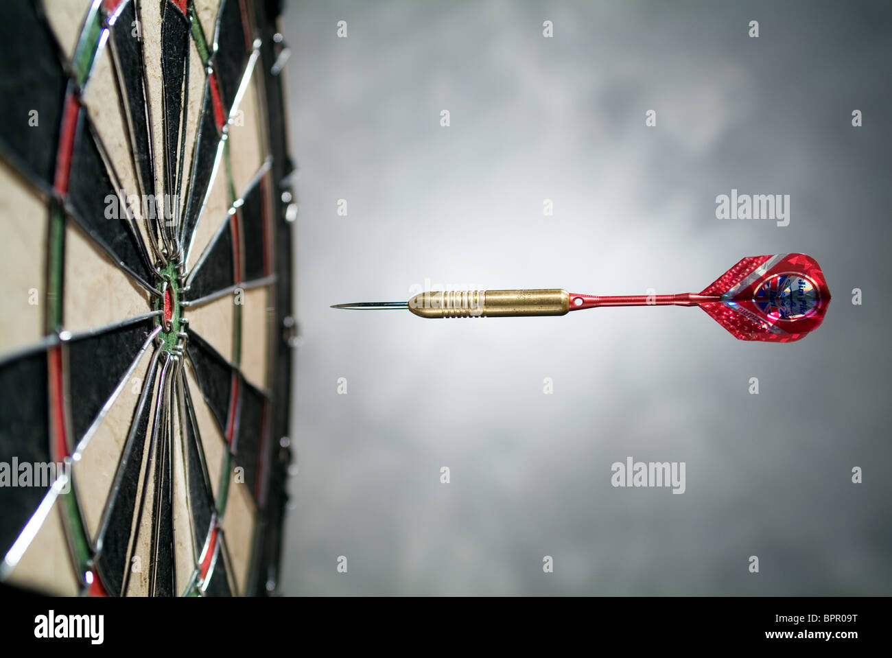 Flying darts hi-res stock photography and images - Alamy