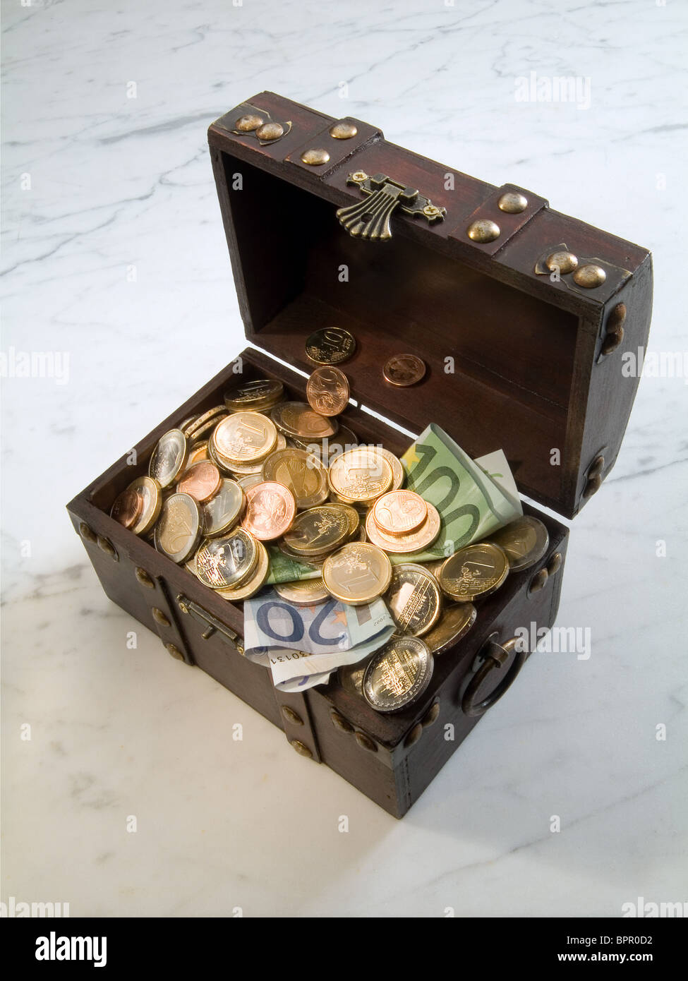 Treasure chest gold coins hi-res stock photography and images - Alamy