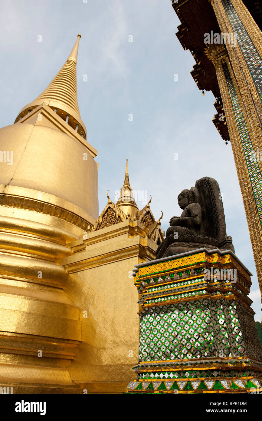 Stone Buddha at Phra Mondop building and gilded chedi, Grand Palace, Bangkok, Thailand Stock Photo