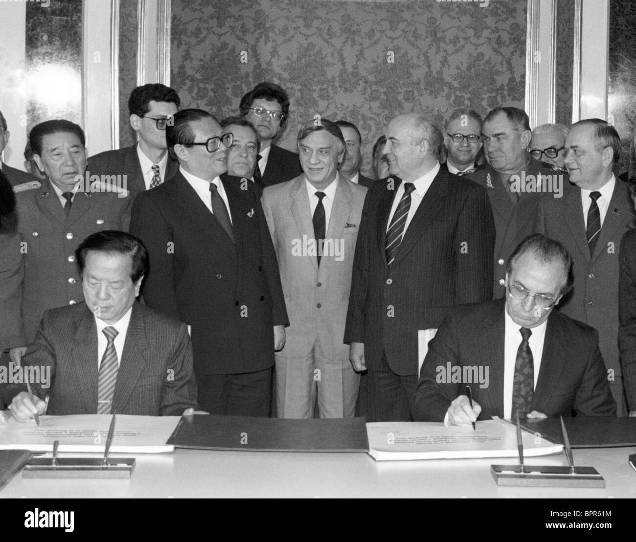 signing-of-agreement-between-china-and-soviet-union-1991-BPR61M.jpg