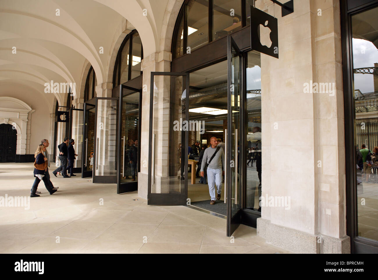 The Apple Store Covent Garden London Uk Stock Photo 31247681