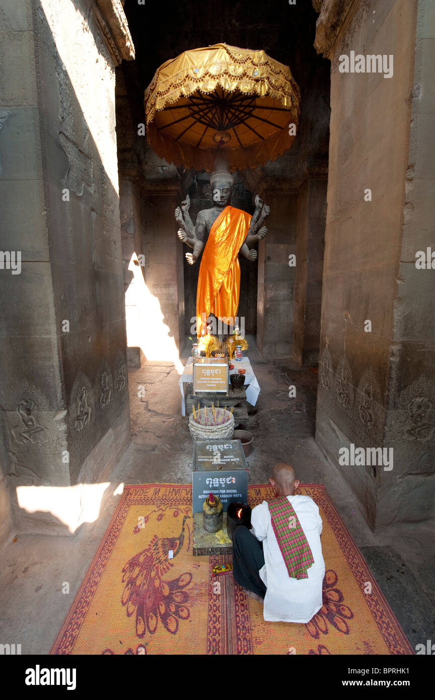 People worshipping buddha, Angkor Wat, Siem Reap, Cambodia Stock Photo