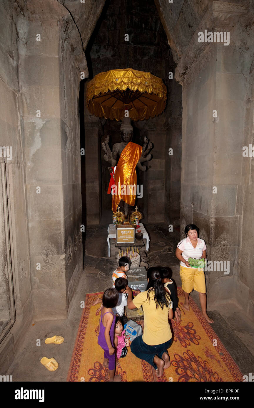 People worshipping buddha, Angkor Wat, Siem Reap, Cambodia Stock Photo