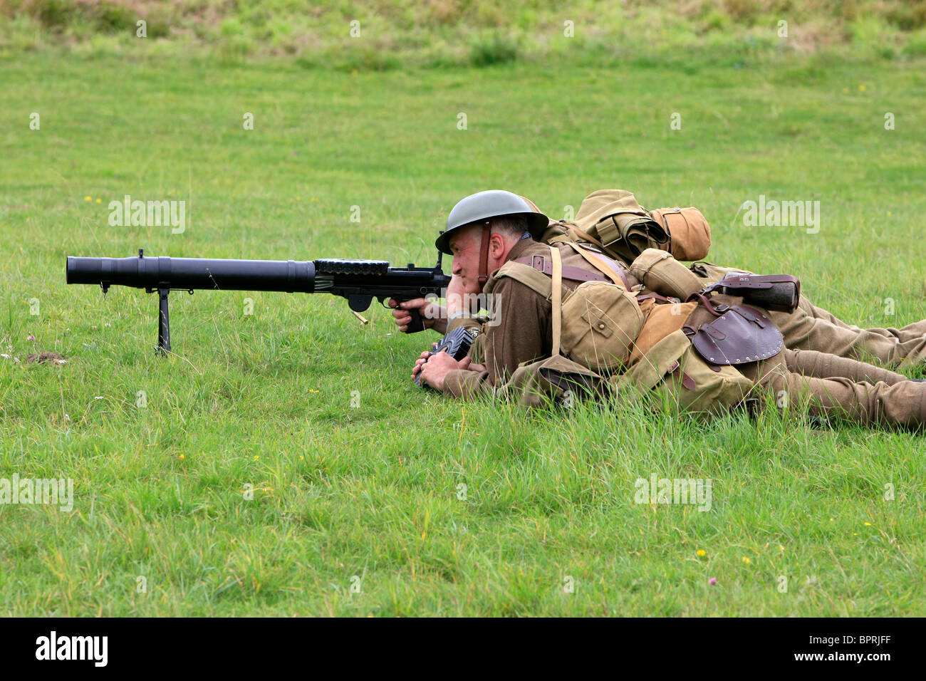 Two WW1 re-enactment duo demonstrate the firepower of the Lewis machine gun Stock Photo