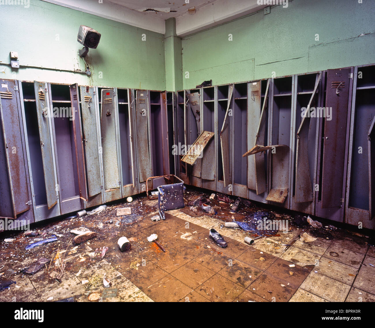 a-derelict-messy-old-abandoned-locker-room-at-abm-louth-lincolnshire-BPRK0R.jpg