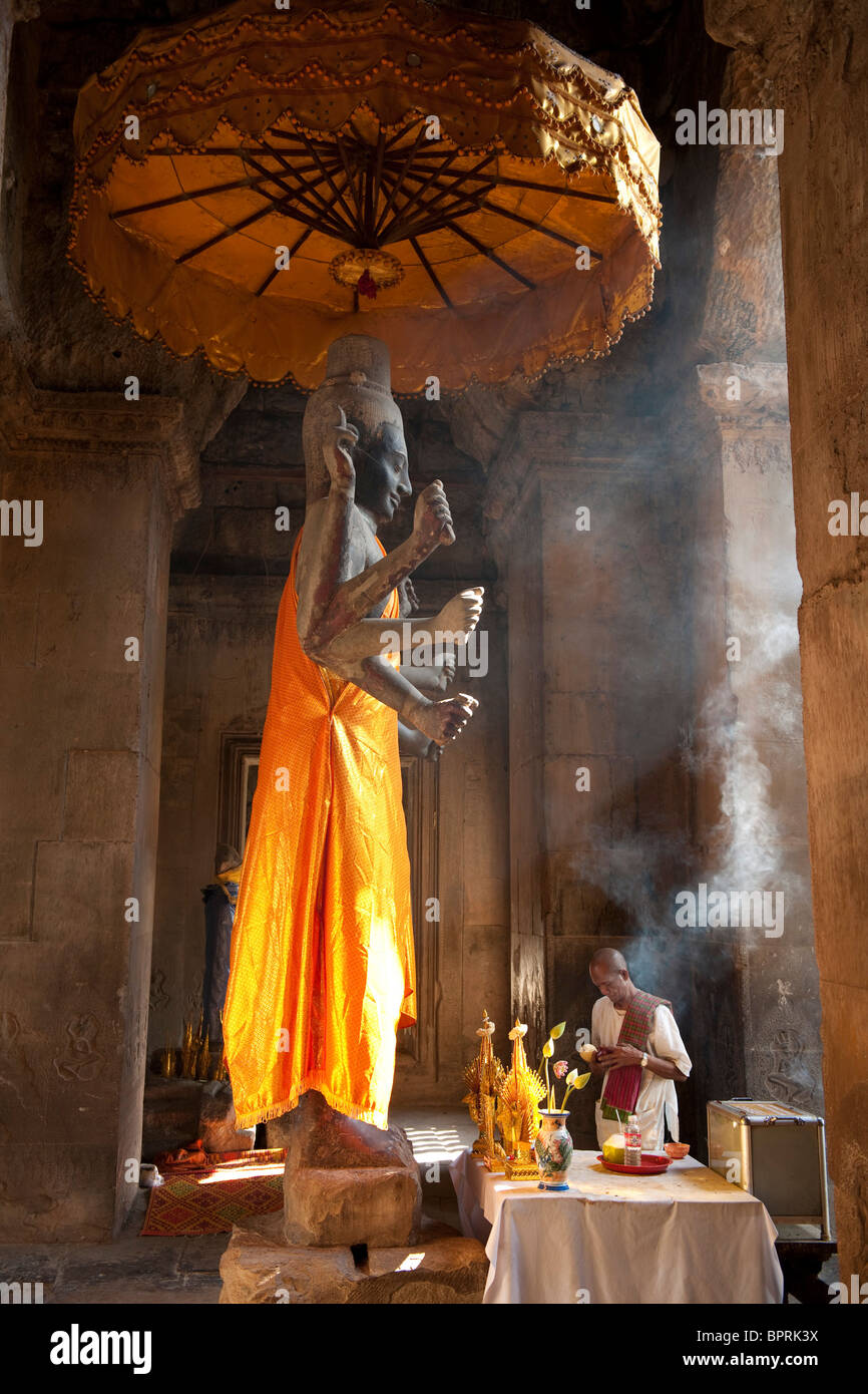 People worshipping buddha, Angkor Wat, Siem Reap, Cambodia Stock Photo