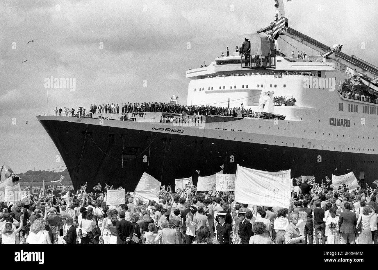 Falklands troops returning to Southampton on the QE2 11/6/82 Stock Photo