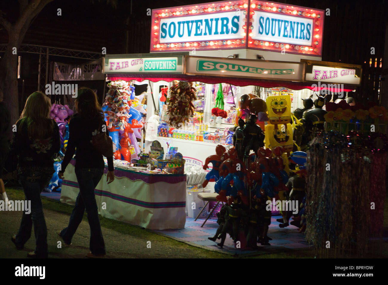 https://c8.alamy.com/comp/BPRYDW/people-walking-past-a-lighted-souvenir-stand-at-night-california-mid-BPRYDW.jpg