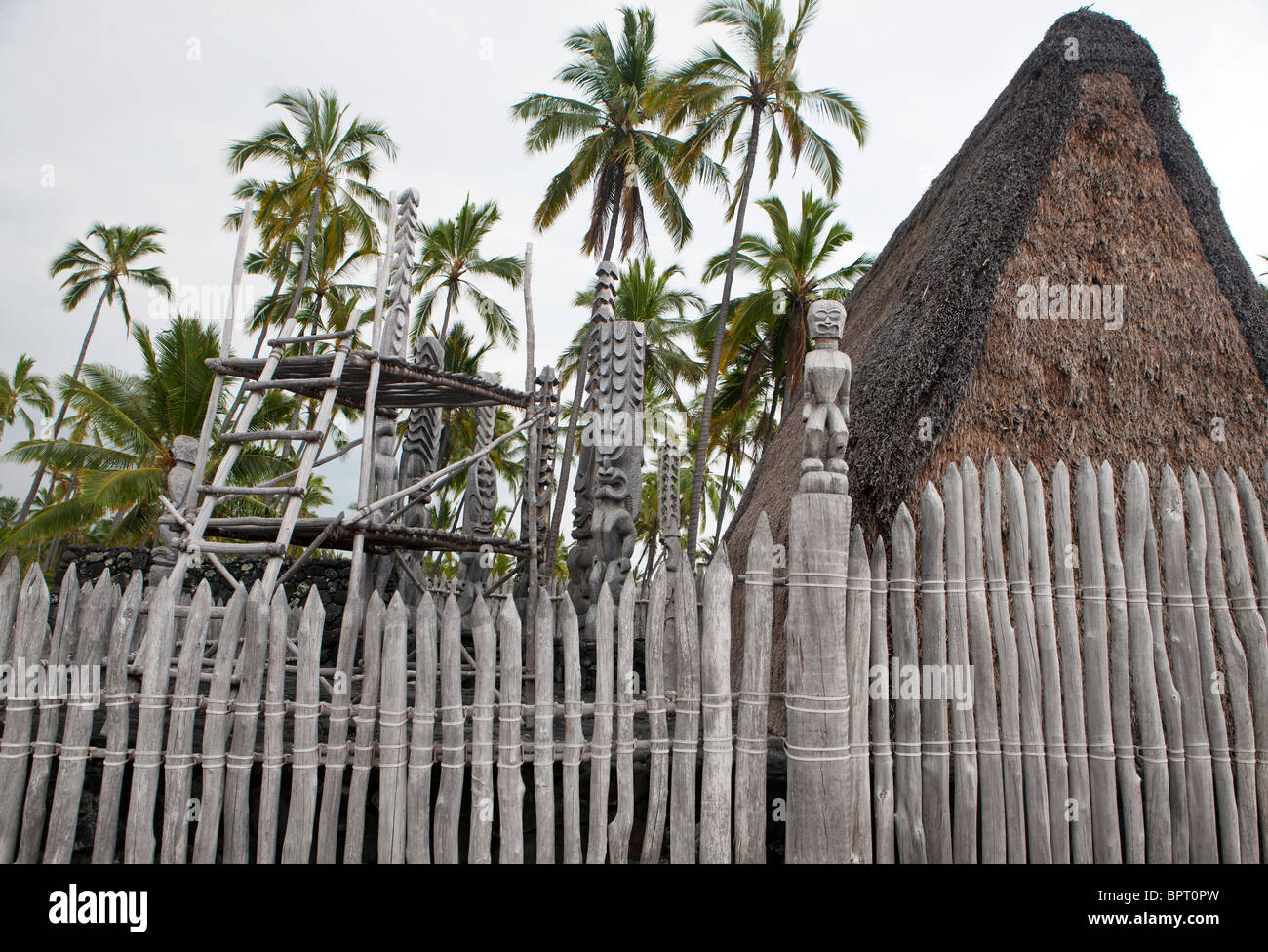 Wooden Fence And With Kapu Kia I Tiki Statue Carvings Made From The Ohia Tree Pu Uhonua O Honaunau National Historical Park Stock Photo Alamy