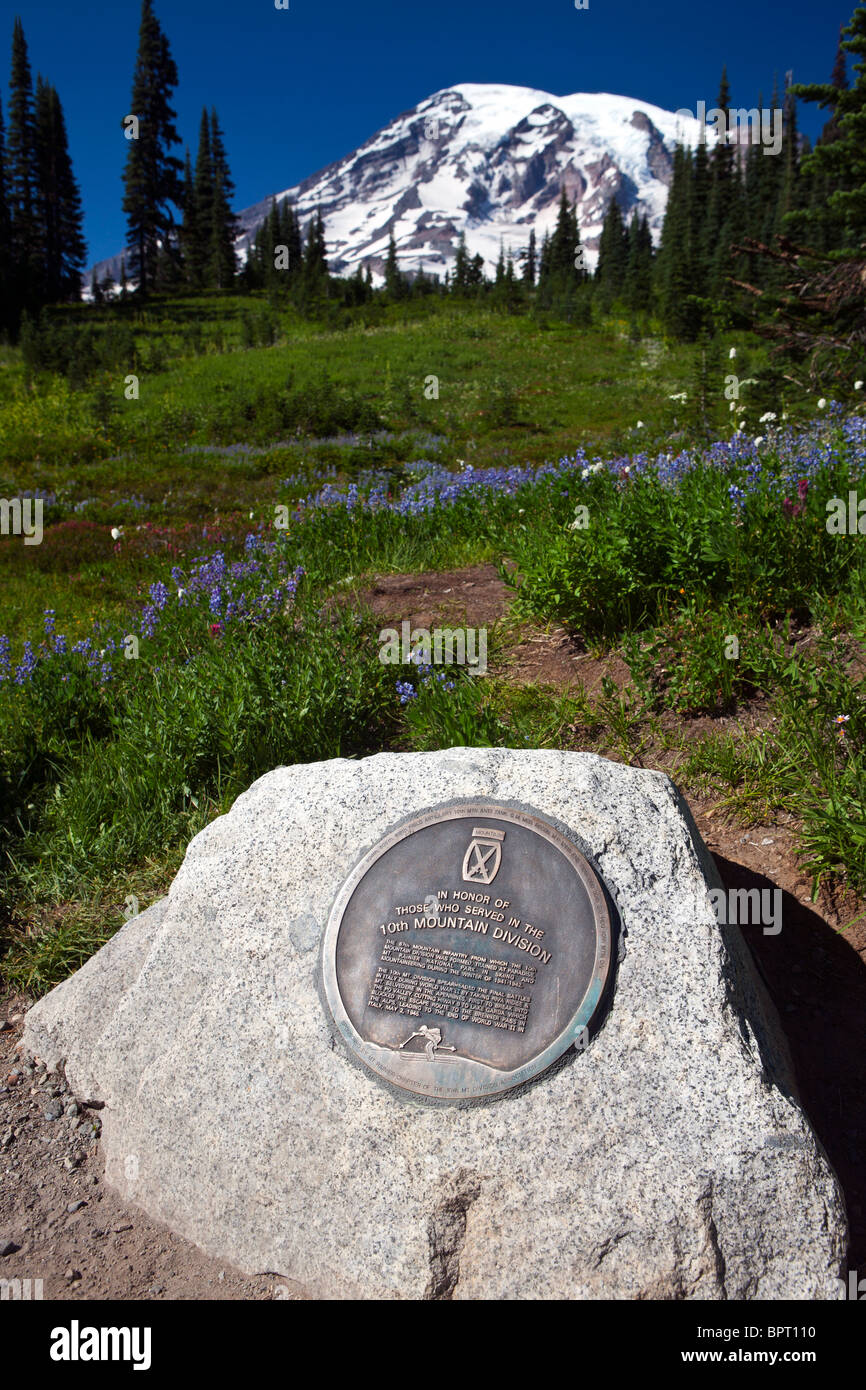 Memorial in honor of those who served in the 10th Mountain Division, with Mount Rainier in the background Stock Photo