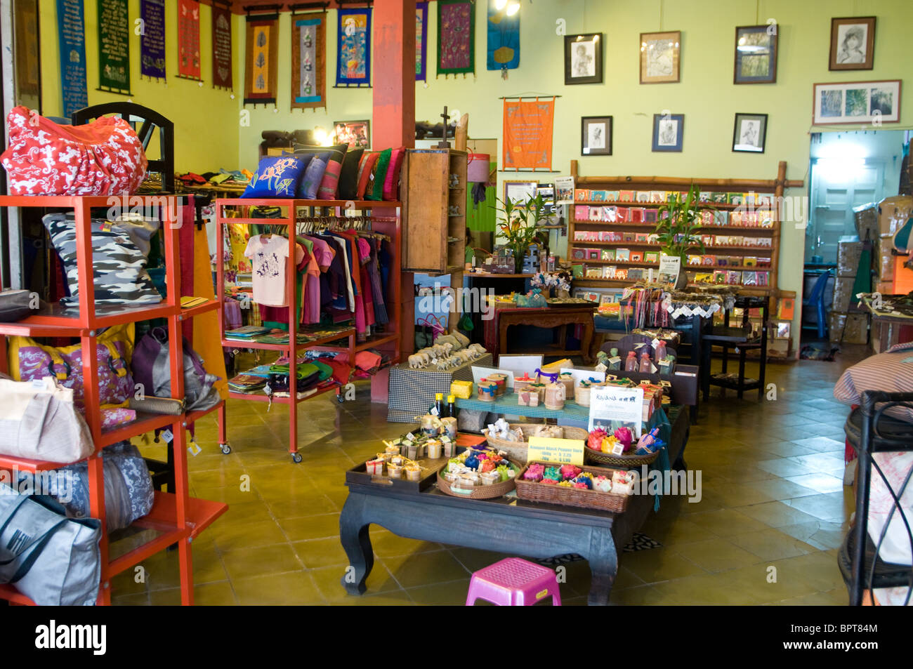 Craft shop, Psar Tuol Tom Pong, Phnom Penh, Cambodia Stock Photo Alamy