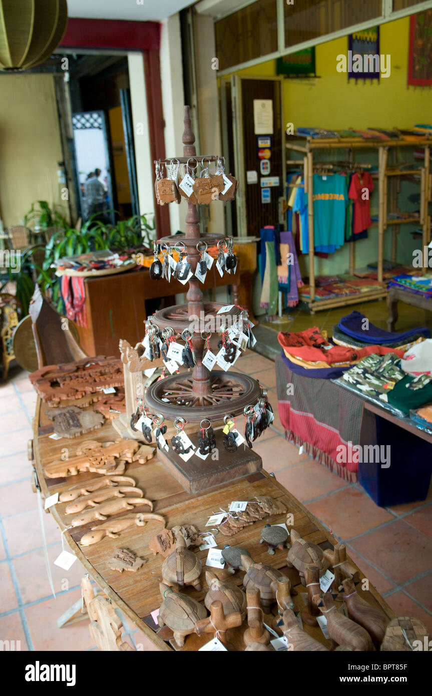 Craft shop, Psar Tuol Tom Pong, Phnom Penh, Cambodia Stock Photo Alamy