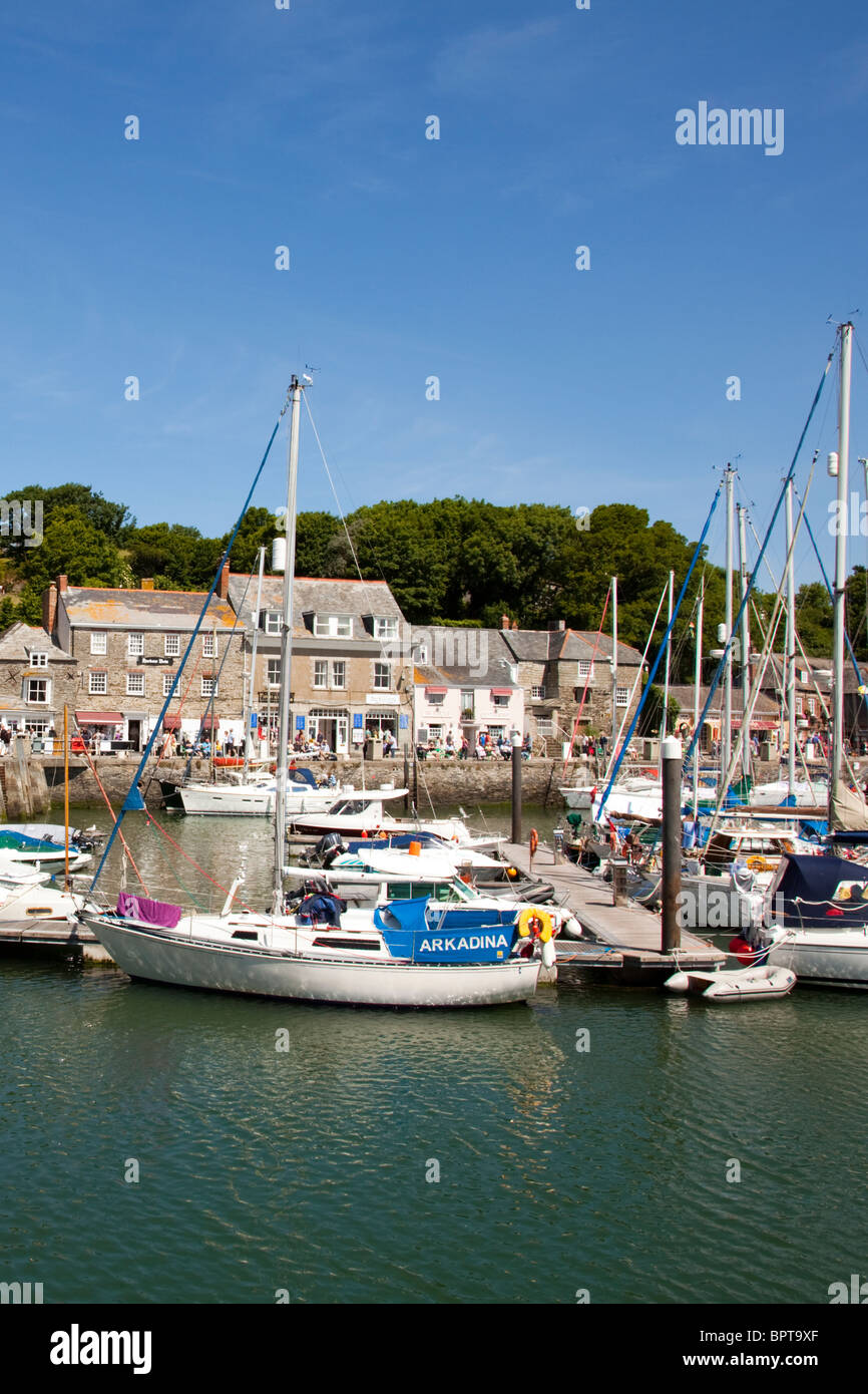 Padstow harbour cornwall boat hi-res stock photography and images - Alamy