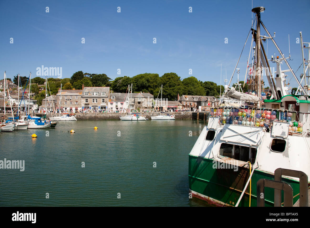 Padstow harbour cornwall boat hi-res stock photography and images - Alamy
