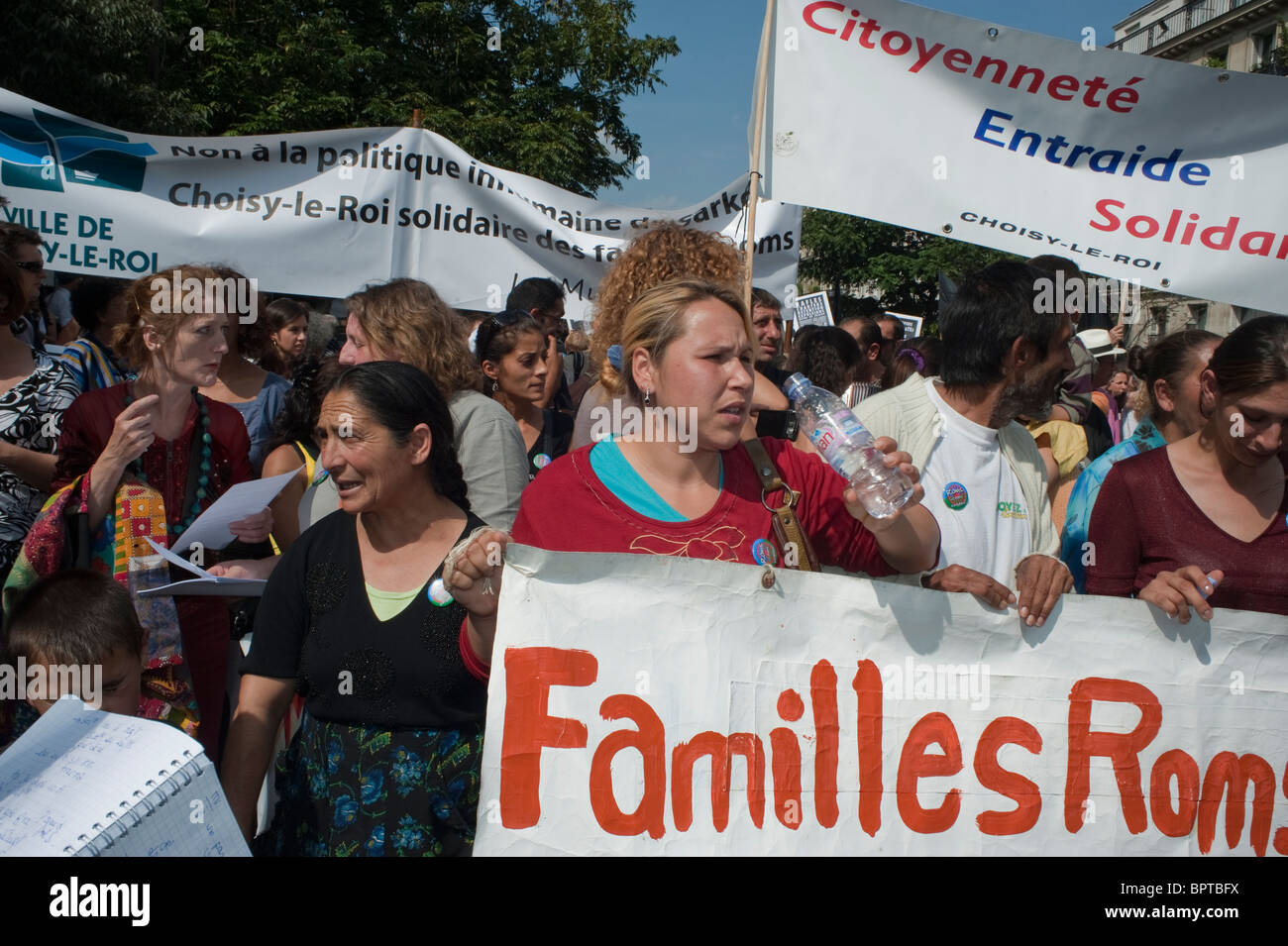 Immigration opposing exterior hi-res stock photography and images - Alamy