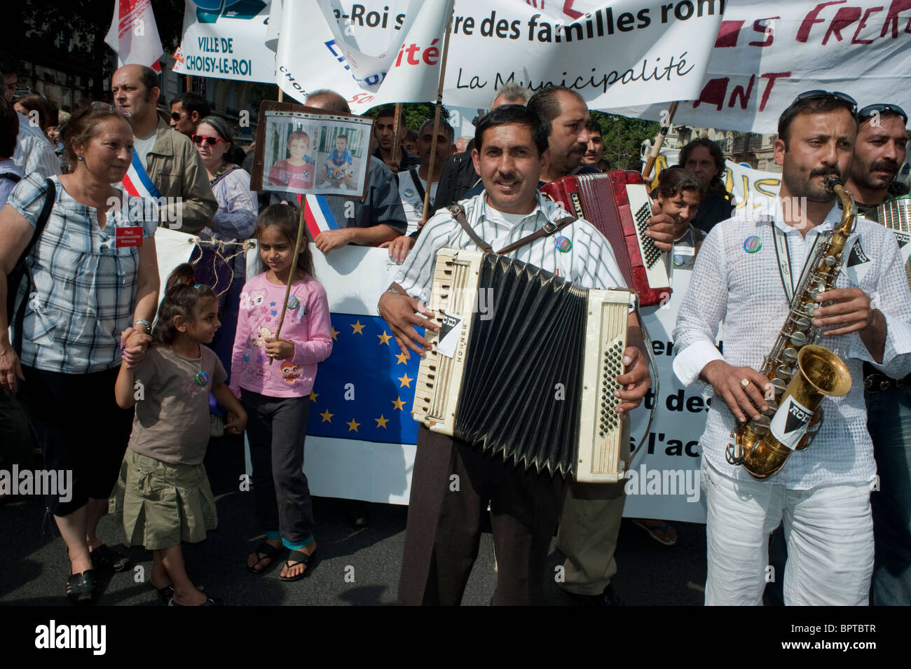 Paris, France, Lea-gue of Rights of Man protests Against French Government's Decision to Expel Foreign Gypsies, Romas, migrants FRANCE Marching Band, protest support immigration rights Stock Photo