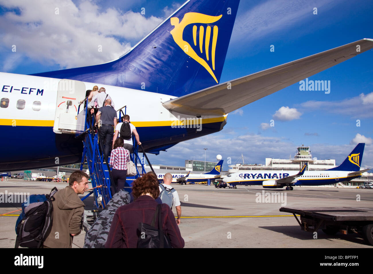 Passengers embark on a Ryanair Boeing 737-400 series aircraft Stock Photo -  Alamy