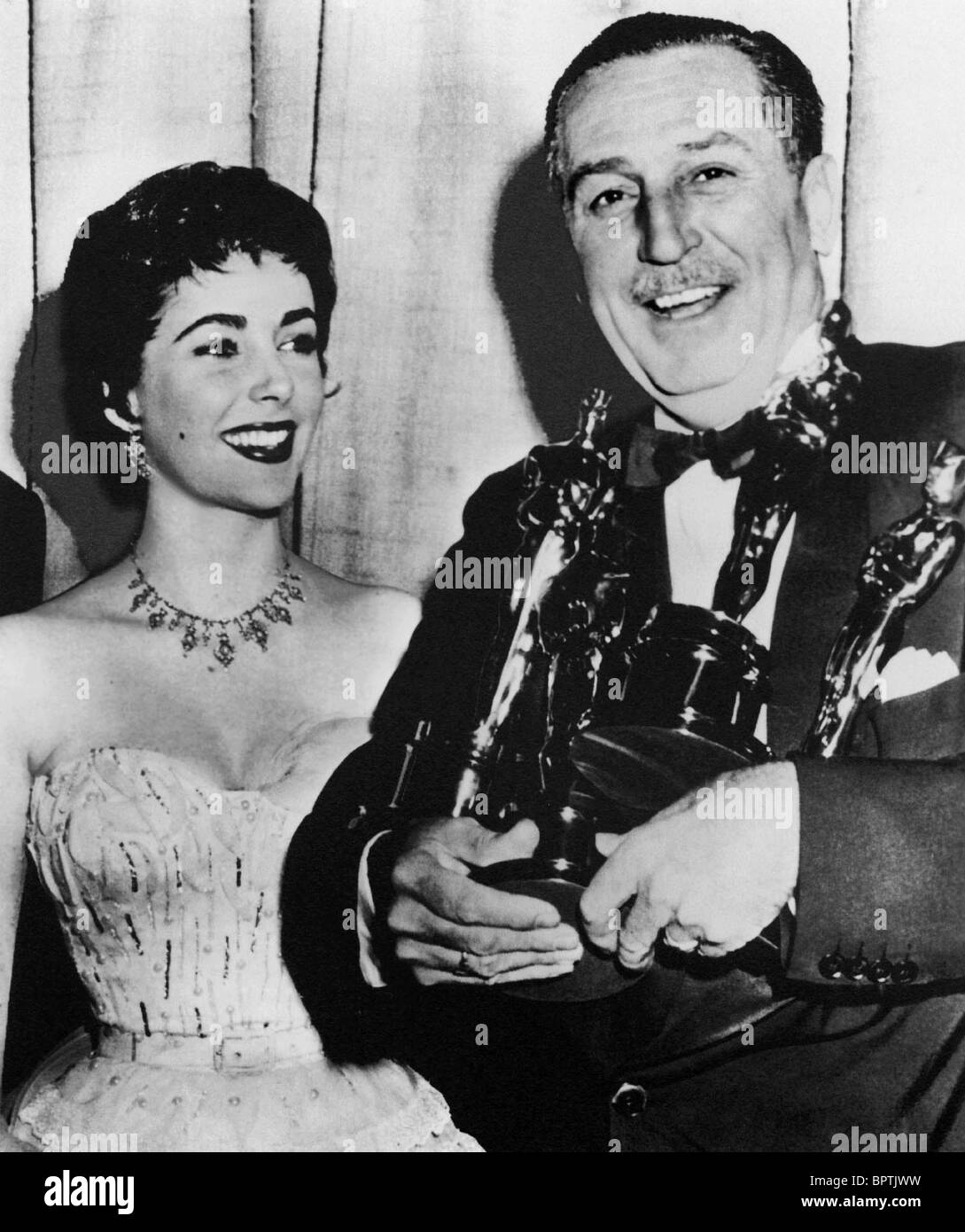 ELIZABETH TAYLOR & WALT DISNEY FILM ACTRESS & ANIMATOR (1953) Stock Photo