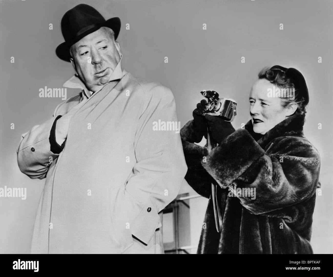 ALFRED HITCHCOCK & ALMA HITCHCOCK DIRECTOR (1965) Stock Photo