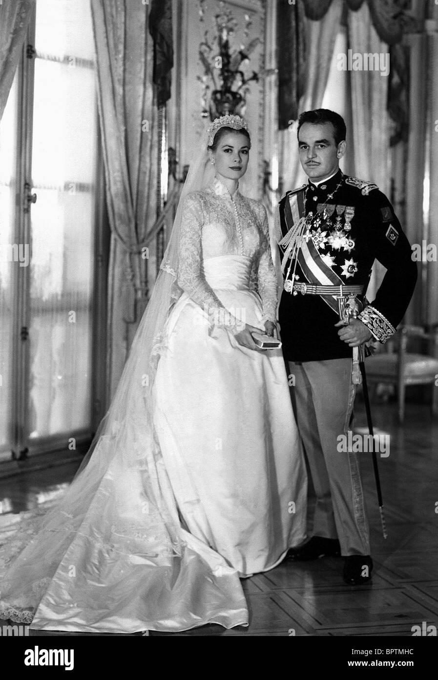 GRACE KELLY & PRINCE RAINIER III PRINCE & PRINCESS OF MONACO (1956) Stock Photo