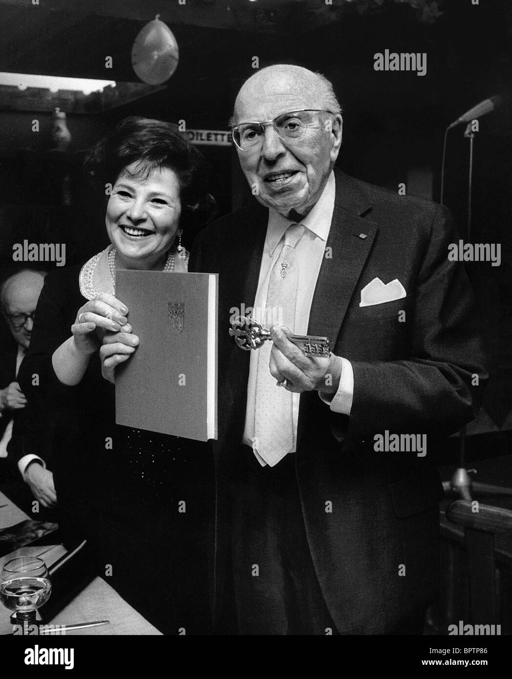 ROBERT STOLZ & EINZI (YVONNE) COMPOSER & WIFE (1970) Stock Photo