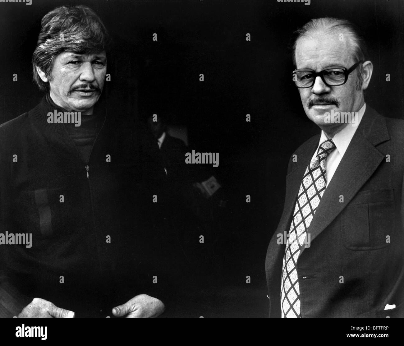 CHARLES BRONSON & ALISTAIR MACLEAN ACTOR & WRITER BREAKHEART PASS (1975) Stock Photo