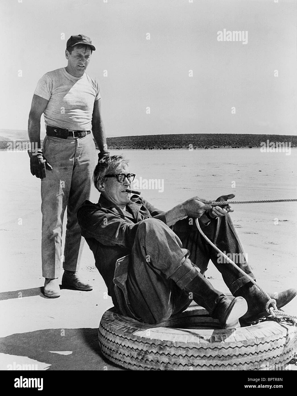 ELI WALLACH & JOHN HUSTON ON SET OF 'THE MISFITS' (1961) Stock Photo