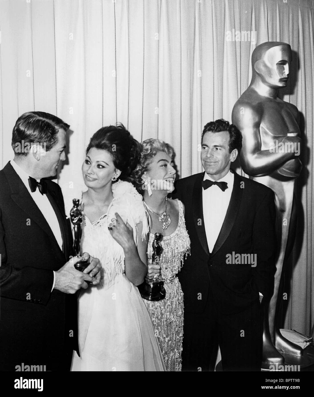 GREGORY PECK SOPHIA LOREN JOAN CRAWFORD & MAXIMILIAN SCHELL ACADAMY AWARDS (1961) Stock Photo