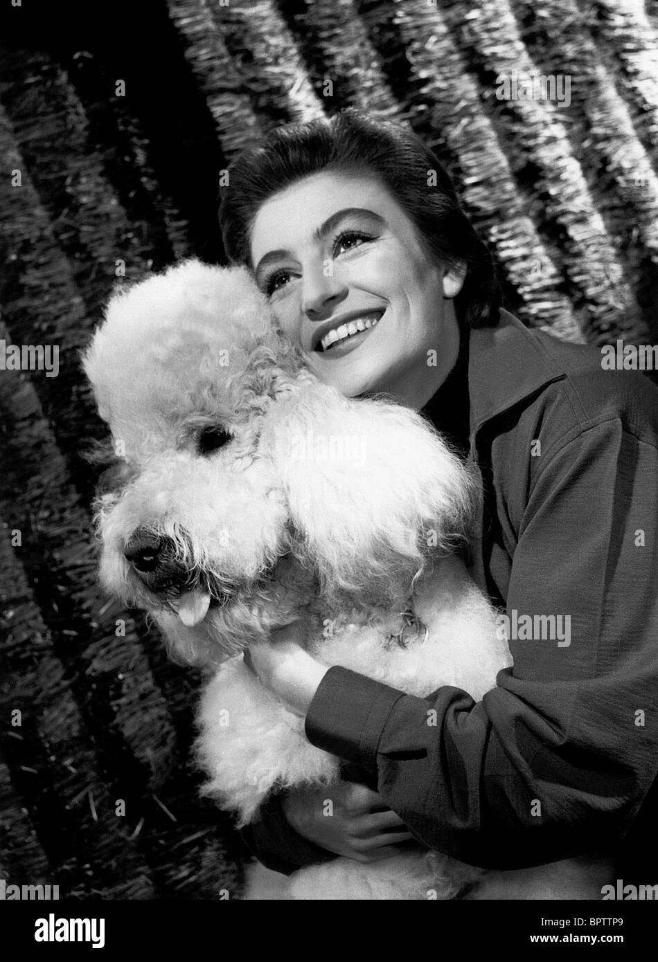 ANOUK AIMEE & POODLE DOG ACTRESS (1960) Stock Photo