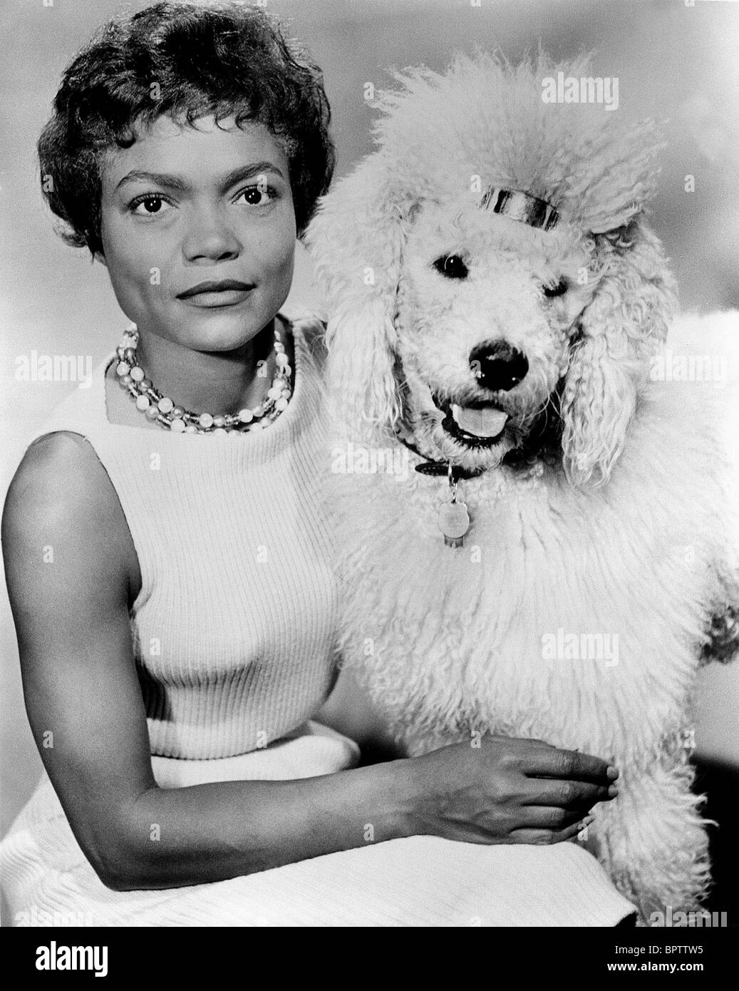 EARTHA KITT & DOG SINGER (1958) Stock Photo