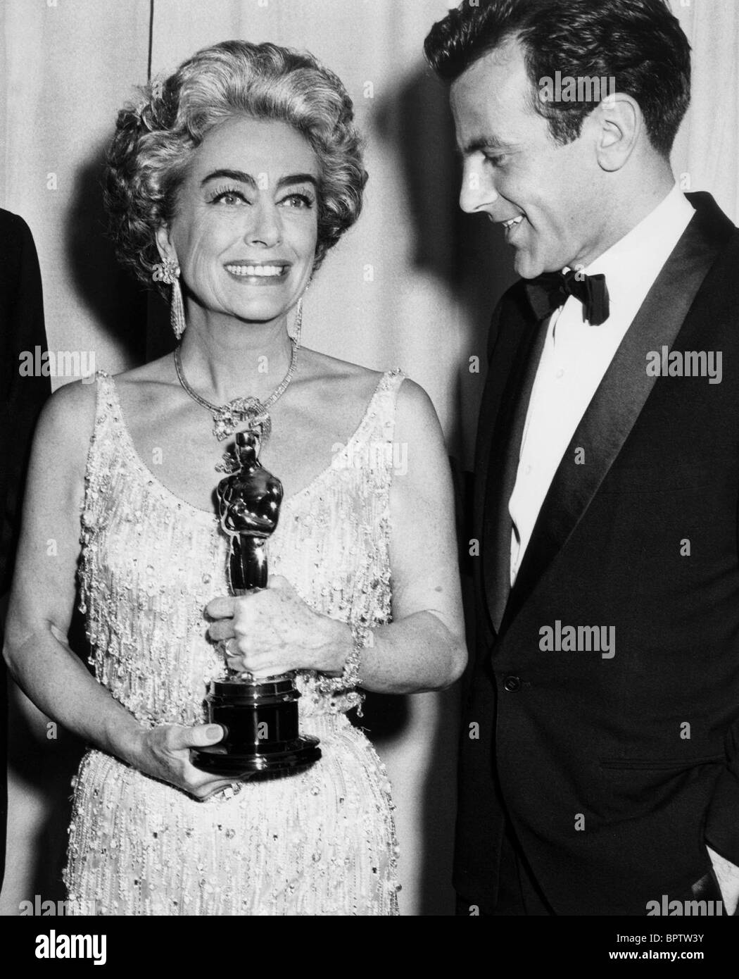 JOAN CRAWFORD & MAXIMILIAN SCHELL ACTRESS WITH OSCAR (1963) Stock Photo
