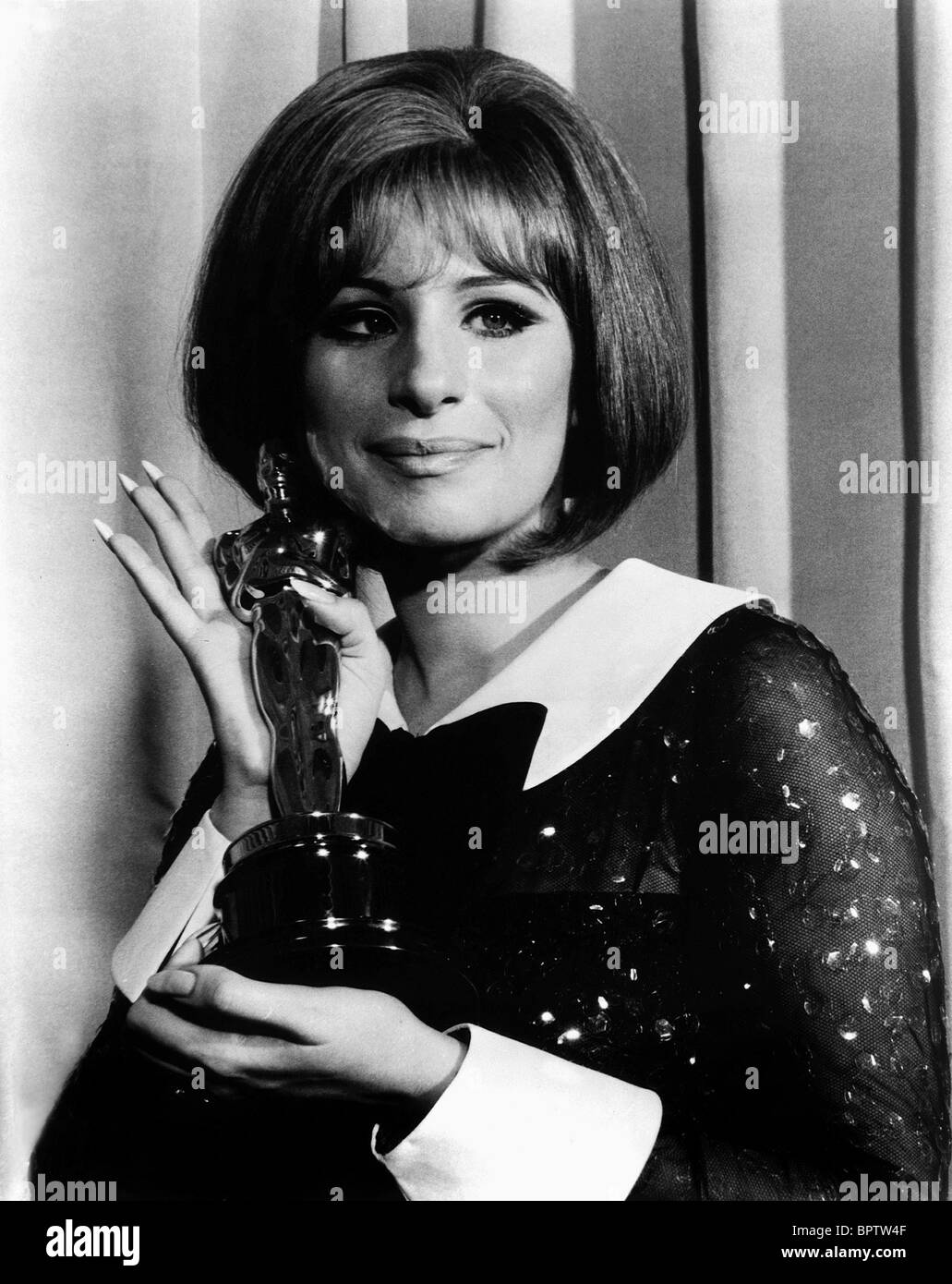 BARBRA STREISAND WITH OSCAR BEST ACTRESS IN FUNNY GIRL (1969) Stock Photo