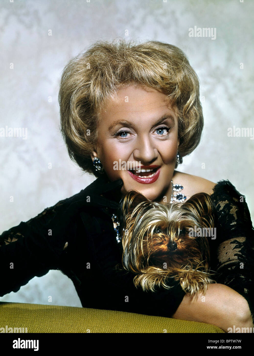 HERMOINE GINGOLD & DOG ACTRESS (1961) Stock Photo