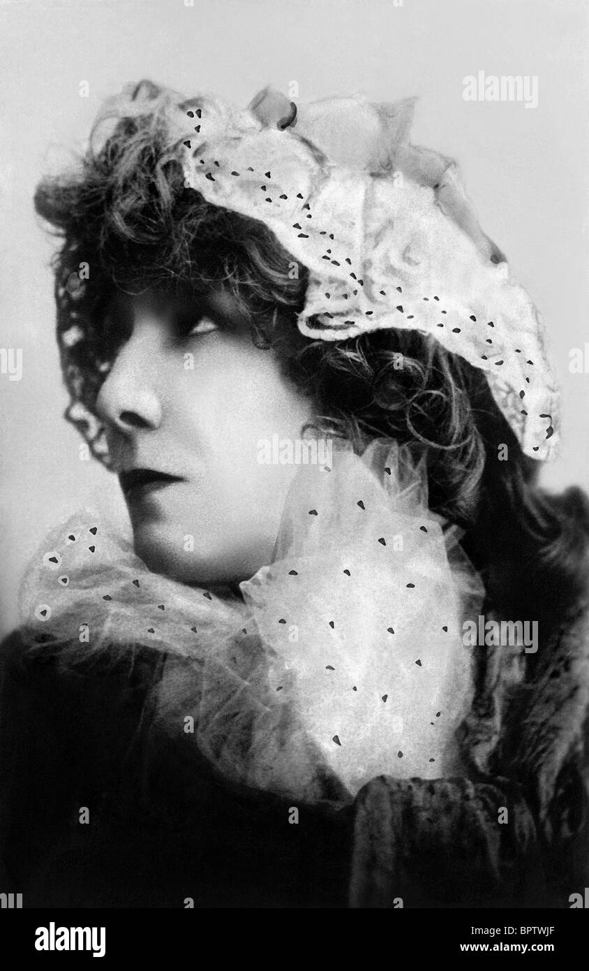 SARAH BERNHARDT ACTRESS (1900 Stock Photo - Alamy