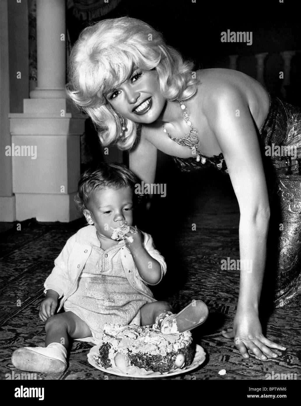 JAYNE MANSFIELD & SON ZOLTAN ACTRESS WITH SON (1962) Stock Photo