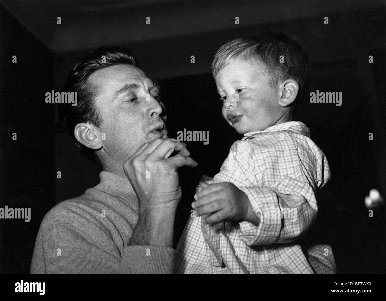 KIRK DOUGLAS & ERIC DOUGLAS ACTOR WITH SON (1961) Stock Photo