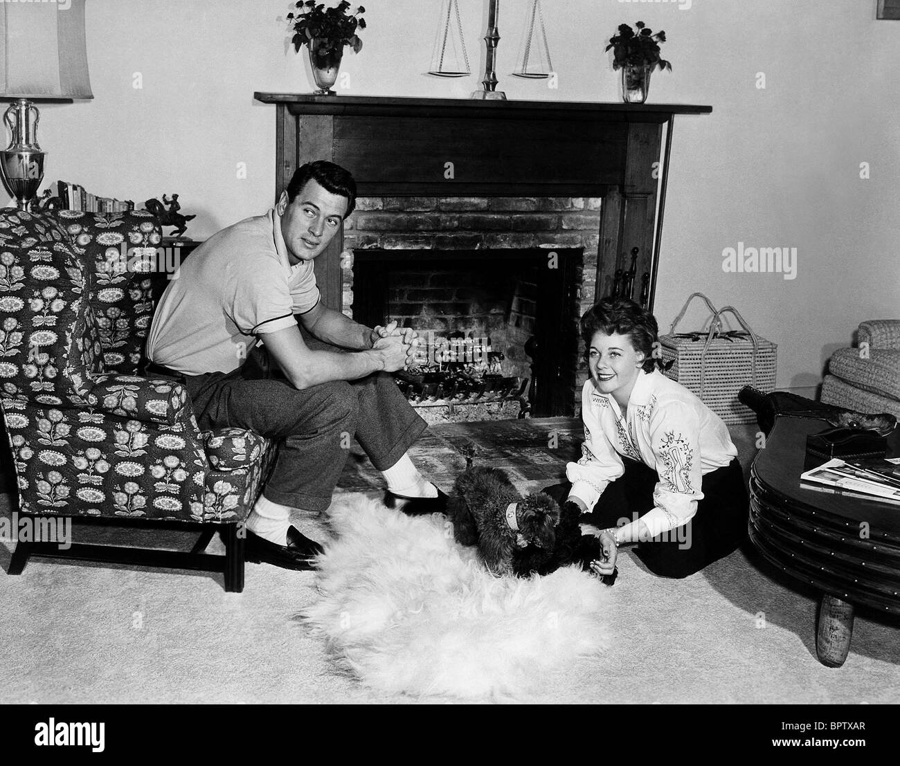 ROCK HUDSON & PHYLLIS GATES ACTOR AT HOME WITH WIFE AND DOG (1957 Stock