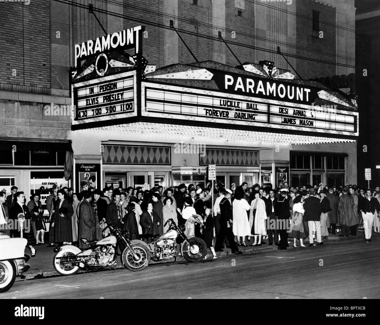 ELVIS PRESLEY AT THE PARAMOUNT THEATRE SINGER & ACTOR (1956) Stock Photo