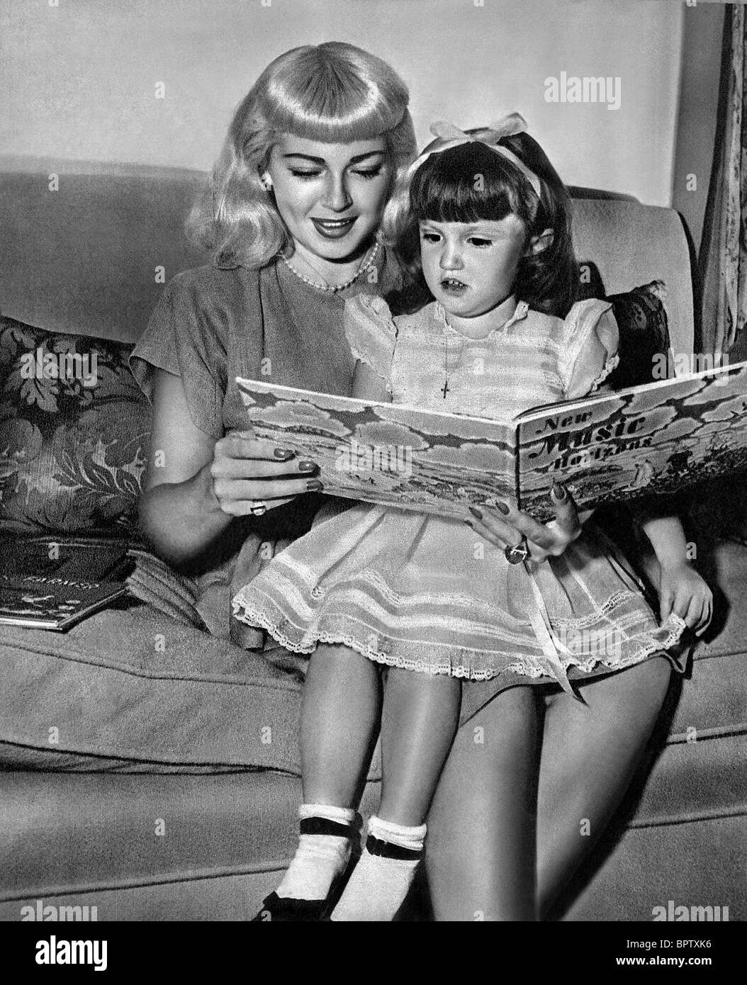 LANA TURNER WITH DAUGHTER CHERYL CRANE ACTRESS WITH DAUGHTER (1947) Stock Photo