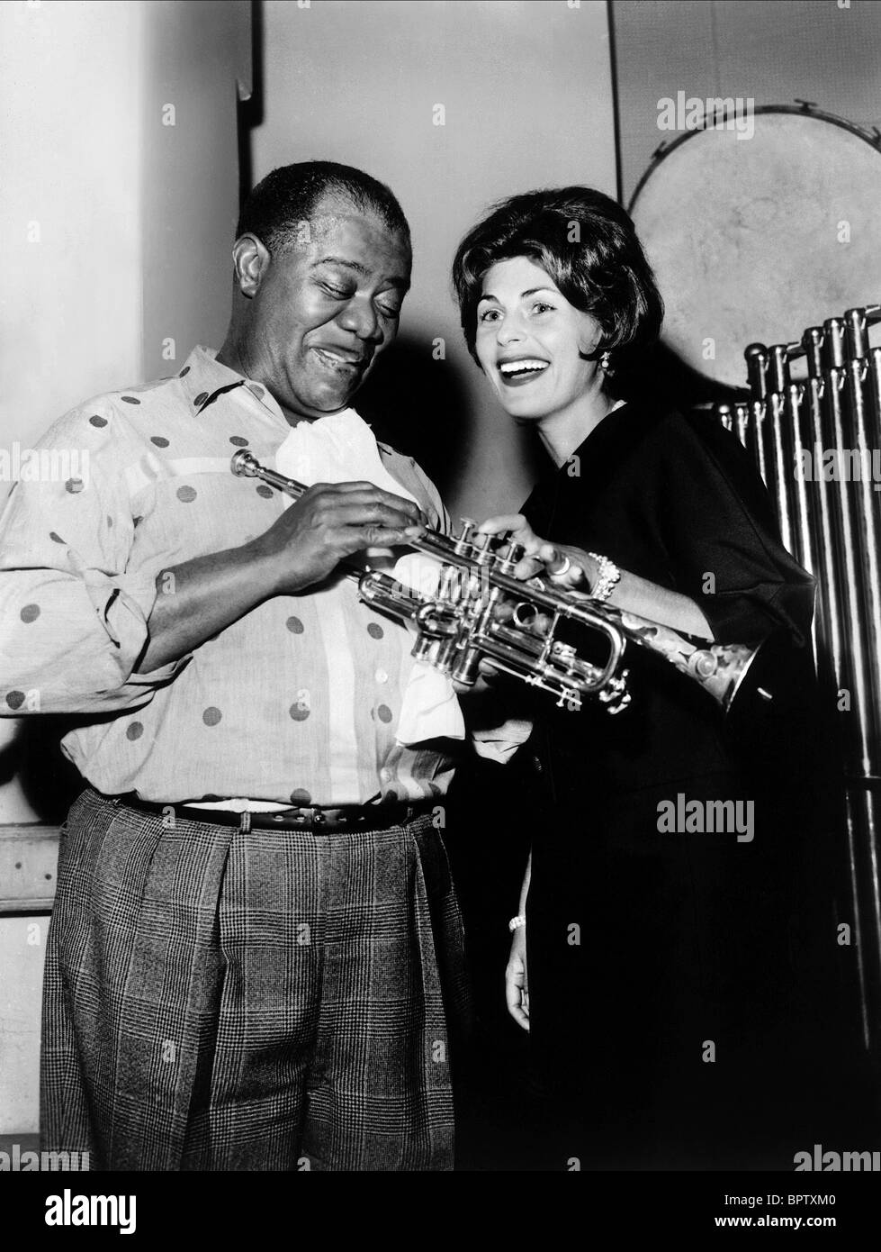 LOUIS ARMSTRONG & ROBERTA PETERS WINTER CARNIVAL AT SUN VALLEY (1961) Stock Photo