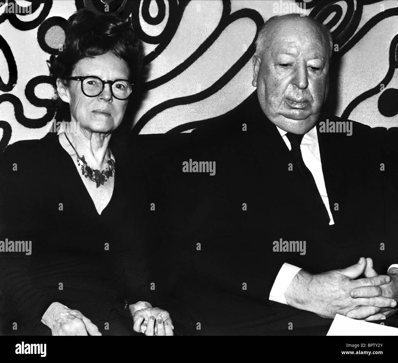 ALMA HITCHCOCK & ALFRED HITCHCOCK DIRECTOR WITH WIFE (1970) Stock Photo
