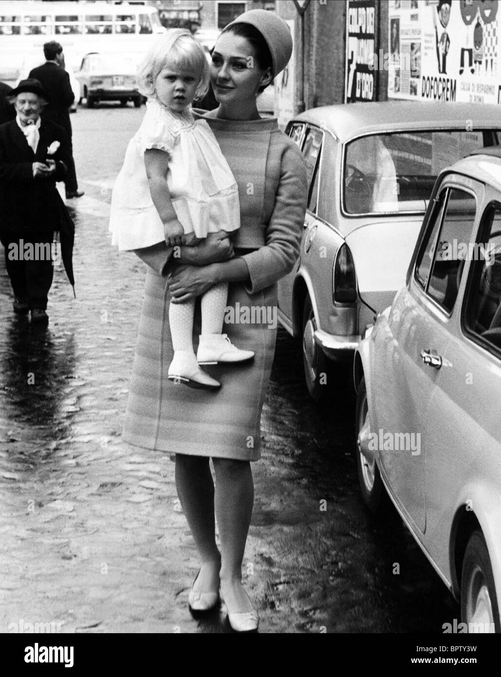 CHRISTINE KAUFMANN & ALEXANDRA KAUFMANN-CURTIS ACTRESS & DAUGHTER (1966) Stock Photo