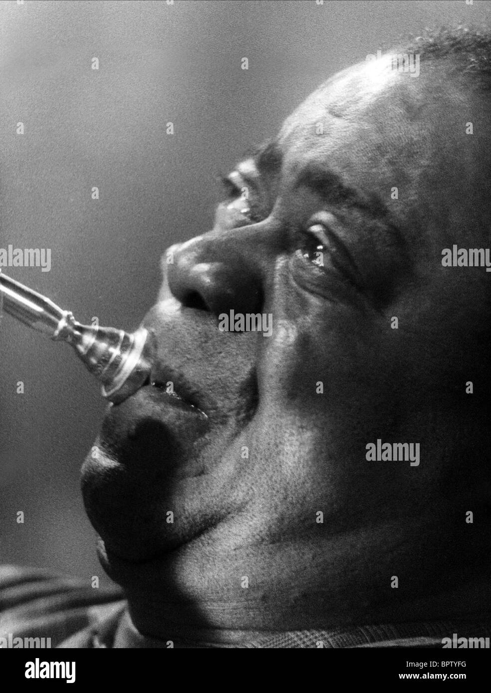 LOUIS ARMSTRONG JAZZ MUSICIAN (1959 Stock Photo Alamy