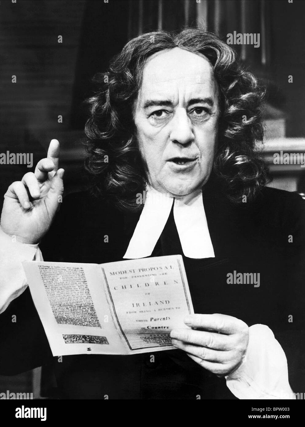 ALEC GUINNESS ON STAGE AS JONATHAN SWIFT IN 'YAHOO' (1976) Stock Photo