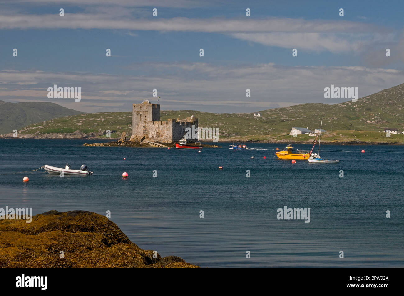 Kisimul Castle sits in Castlebay on the Island of Barra, Outer Hebrides Western Isles. Scotland.   SCO 6530 Stock Photo