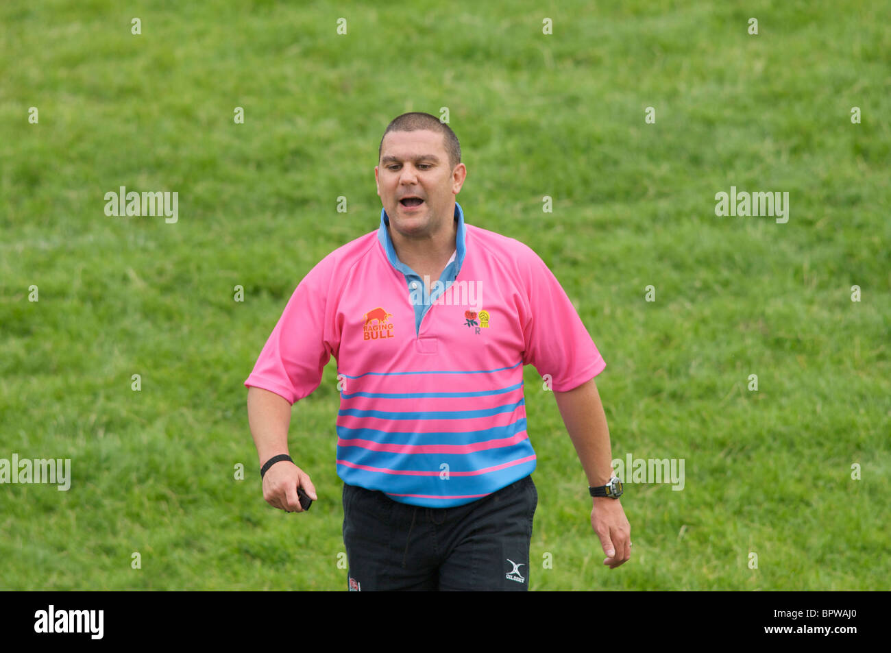 rugby referee gives instructions Stock Photo Alamy