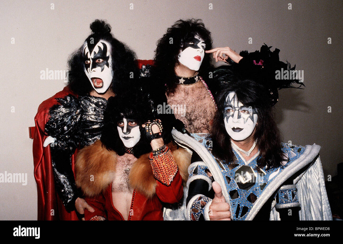 GENE SIMMONS PAUL STANLEY PETER CRISS & PAUL ACE FREHLEY KISS ROCK GROUP (1975) Stock Photo
